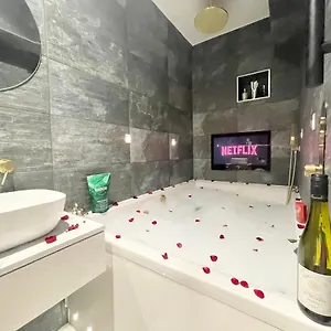  Apartment Coastline Retreats - Cloud9: Luxury Garden Flat With Modern Amenities United Kingdom